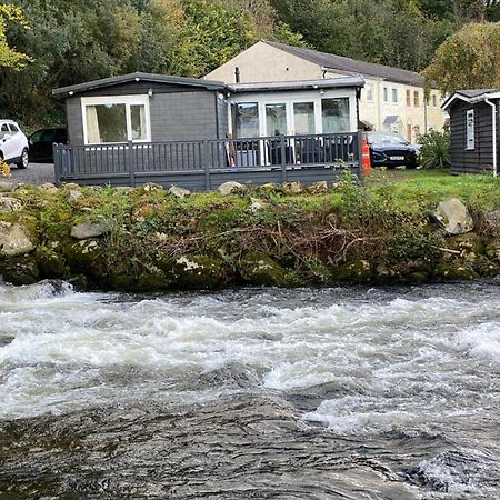Stunning 3 Bed Riverside Cabin In Snowdonia Caeathro Экстерьер фото