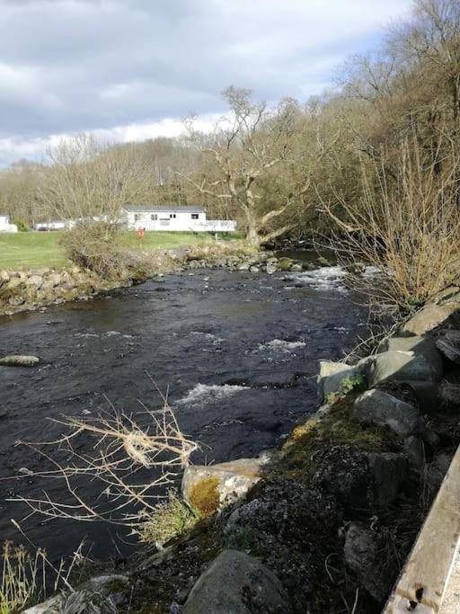 Stunning 3 Bed Riverside Cabin In Snowdonia Caeathro Экстерьер фото
