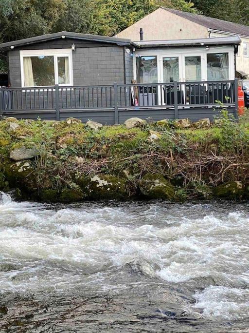 Stunning 3 Bed Riverside Cabin In Snowdonia Caeathro Экстерьер фото