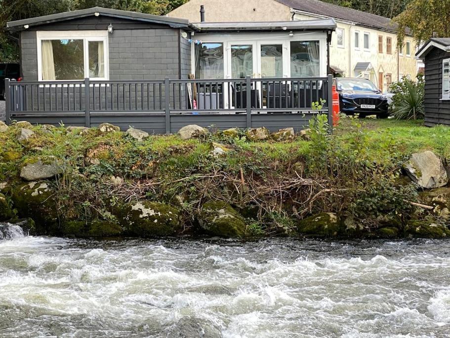 Stunning 3 Bed Riverside Cabin In Snowdonia Caeathro Экстерьер фото