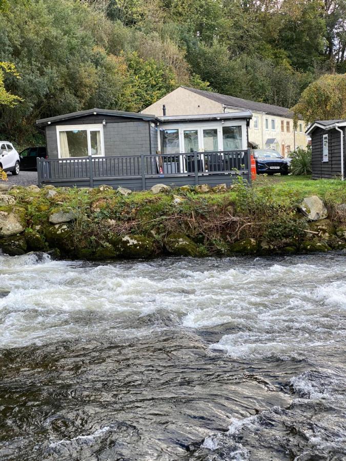 Stunning 3 Bed Riverside Cabin In Snowdonia Caeathro Экстерьер фото