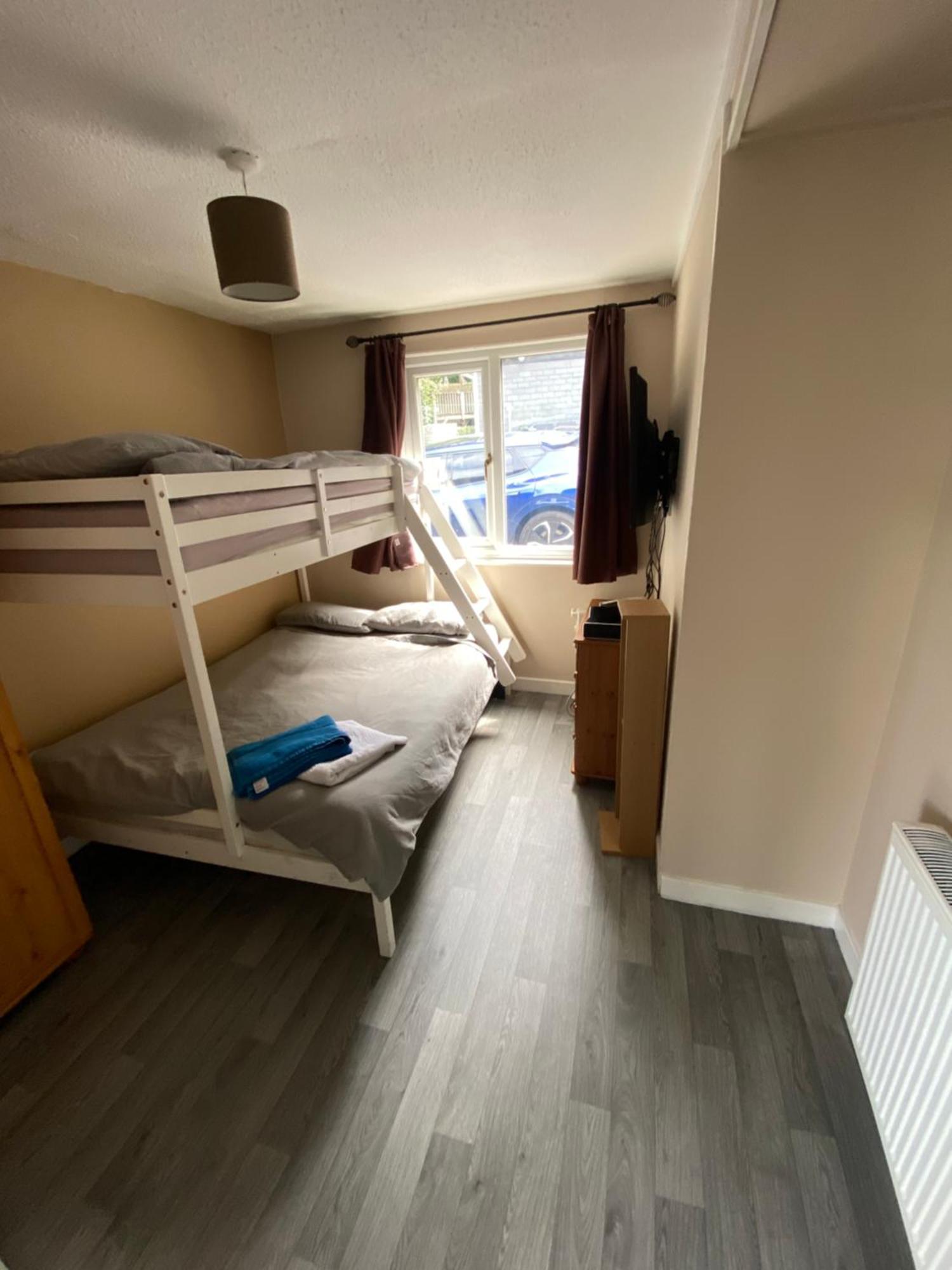 Stunning 3 Bed Riverside Cabin In Snowdonia Caeathro Экстерьер фото