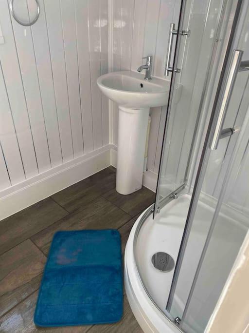 Stunning 3 Bed Riverside Cabin In Snowdonia Caeathro Экстерьер фото