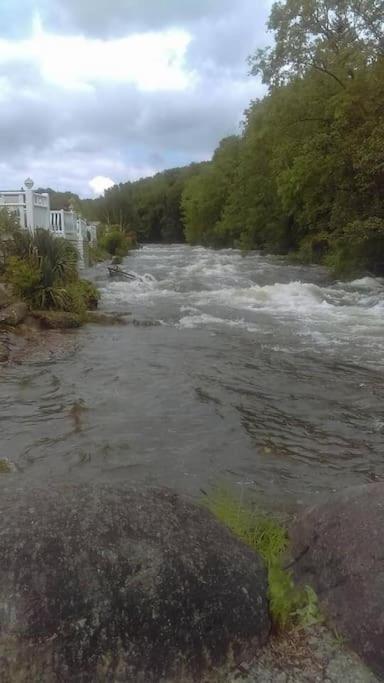 Stunning 3 Bed Riverside Cabin In Snowdonia Caeathro Экстерьер фото