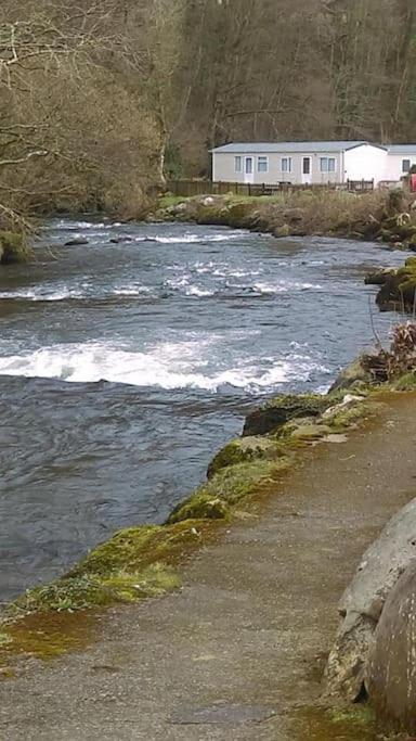 Stunning 3 Bed Riverside Cabin In Snowdonia Caeathro Экстерьер фото