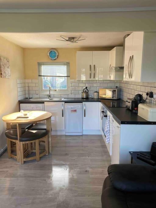 Stunning 3 Bed Riverside Cabin In Snowdonia Caeathro Экстерьер фото