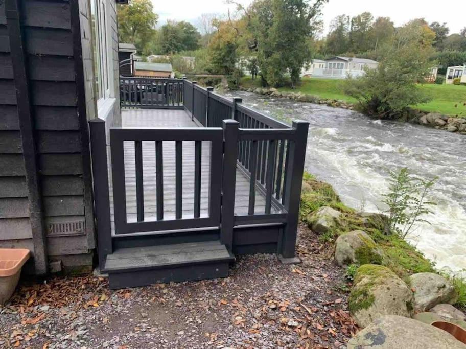 Stunning 3 Bed Riverside Cabin In Snowdonia Caeathro Экстерьер фото