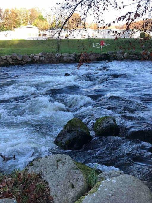 Stunning 3 Bed Riverside Cabin In Snowdonia Caeathro Экстерьер фото