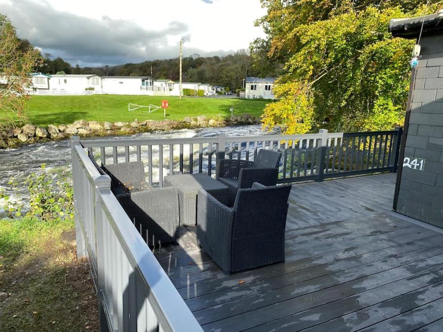 Stunning 3 Bed Riverside Cabin In Snowdonia Caeathro Экстерьер фото