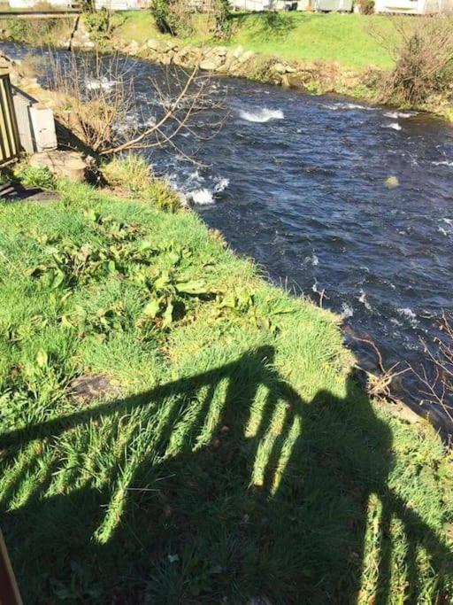 Stunning 3 Bed Riverside Cabin In Snowdonia Caeathro Экстерьер фото