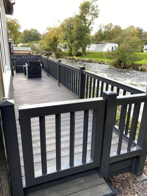 Stunning 3 Bed Riverside Cabin In Snowdonia Caeathro Экстерьер фото