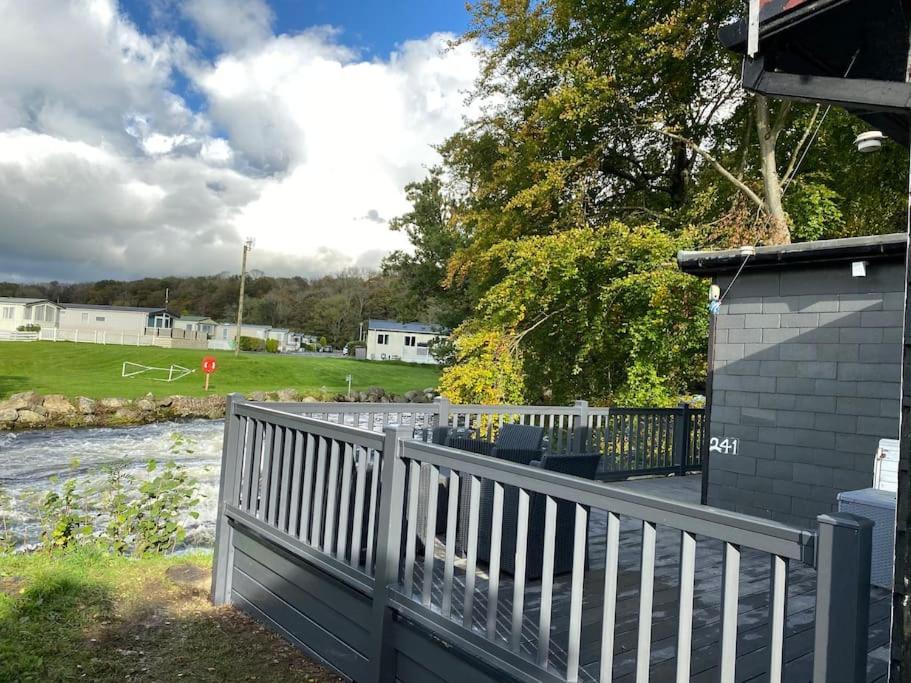 Stunning 3 Bed Riverside Cabin In Snowdonia Caeathro Экстерьер фото