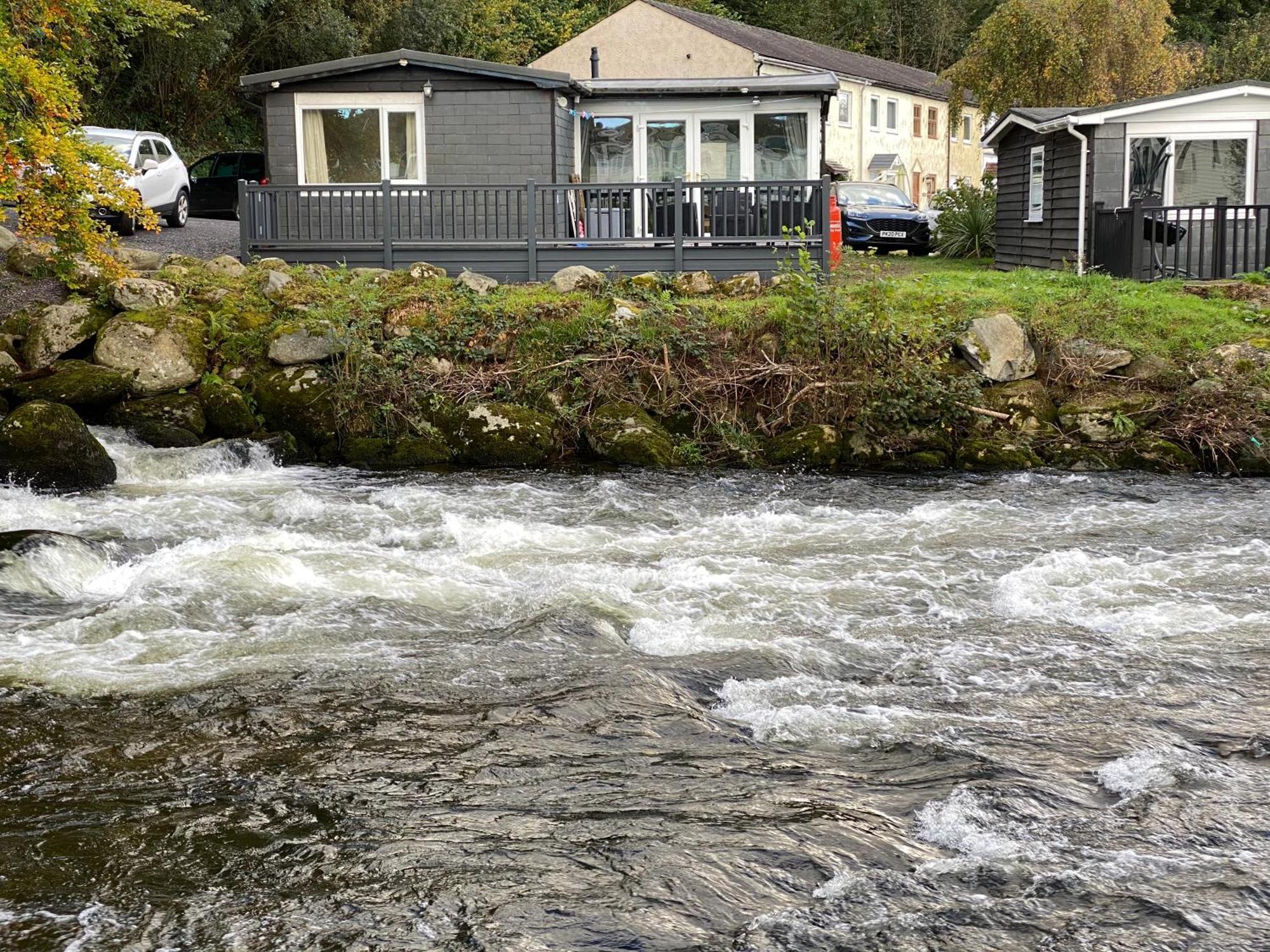 Stunning 3 Bed Riverside Cabin In Snowdonia Caeathro Экстерьер фото
